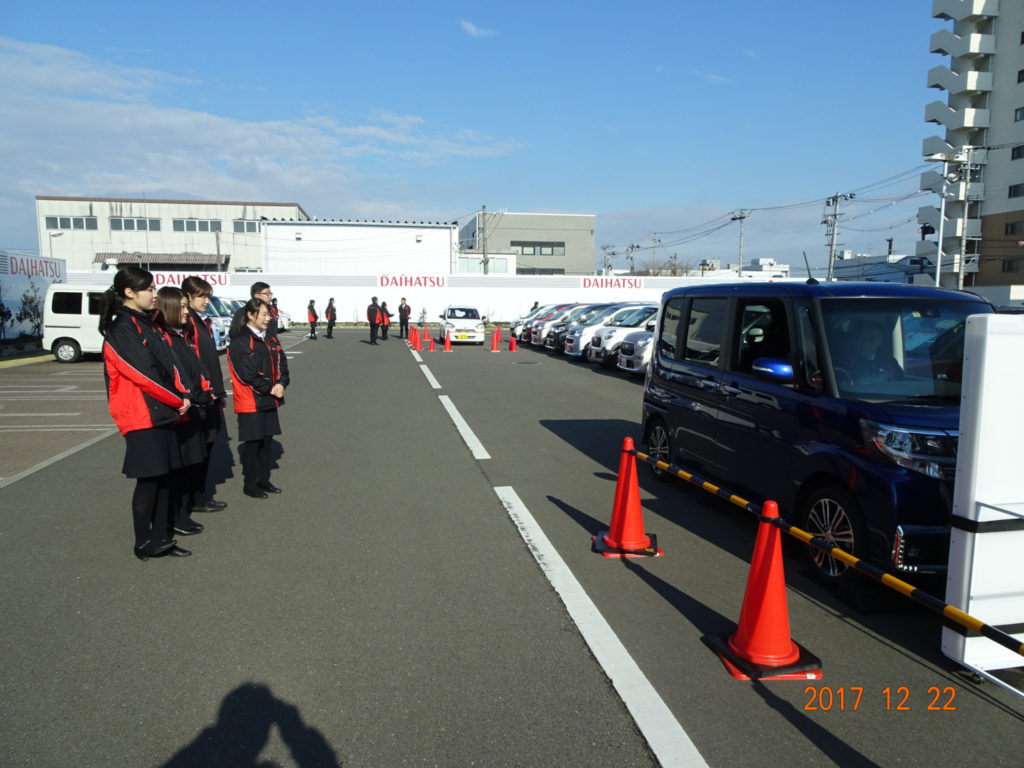 営業スタッフのスマアシ研修風景 宮城ダイハツ販売株式会社